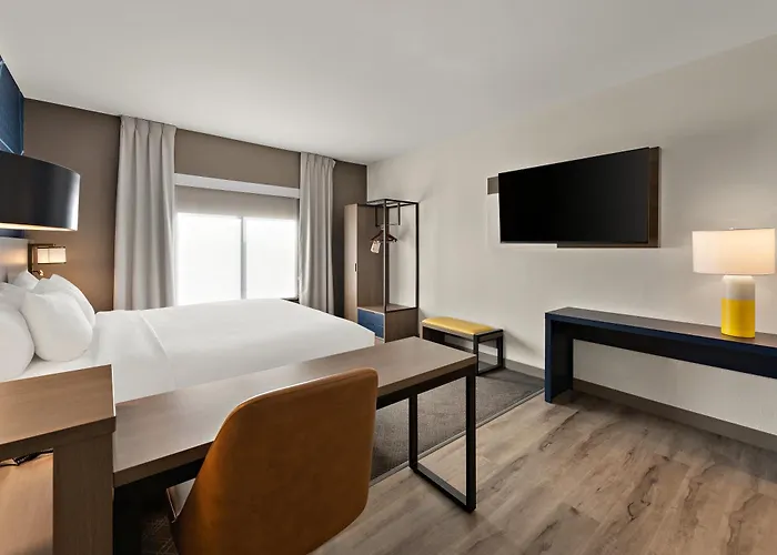 Comfort East Broad Hotel