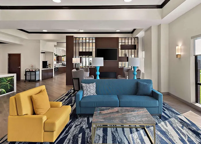 Comfort East Broad Hotel 4*