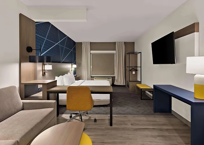Comfort East Broad Hotel