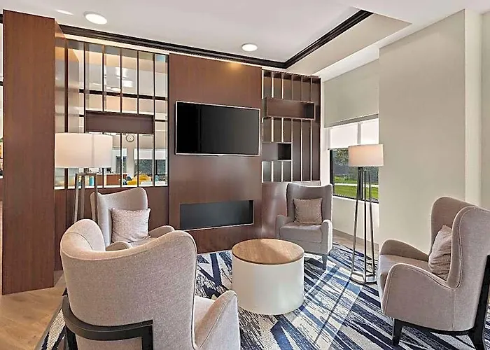 Comfort East Broad Hotel 4*